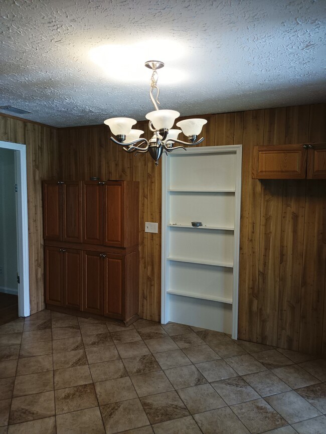 Building Photo - 471 Logan Ave