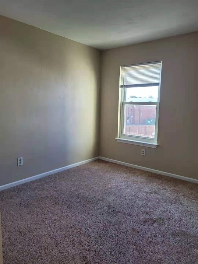 Building Photo - 305 Seeman Ct