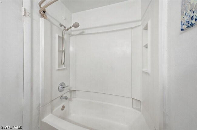 Building Photo - 2925 Winkler Ave