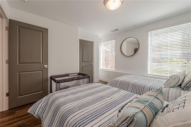 Building Photo - 515 Burton Dr