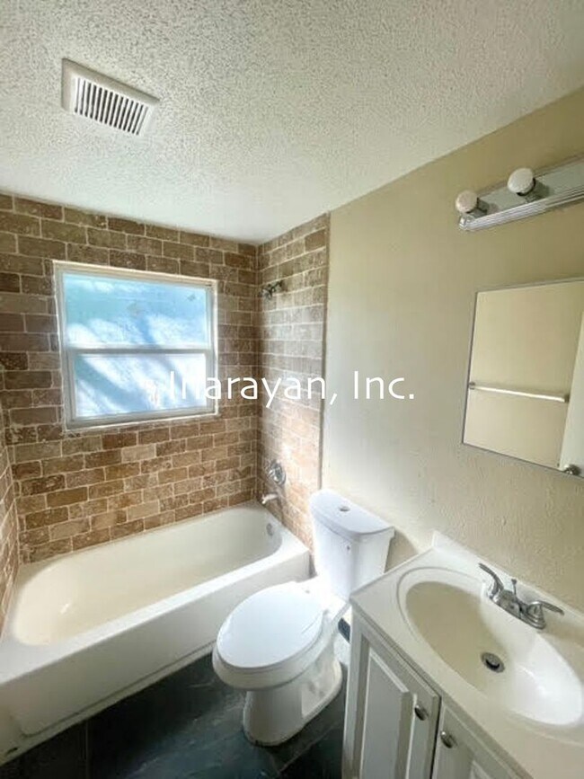 Building Photo - 2202 W Central Blvd