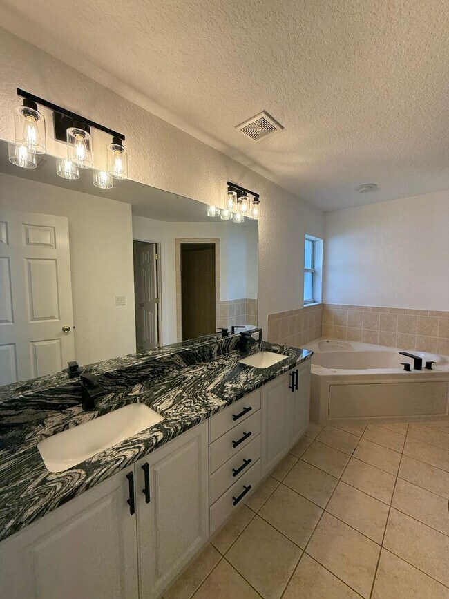Building Photo - 8161 SW 128 Loop