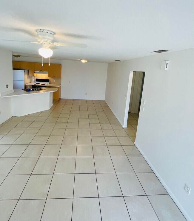 Building Photo - 2/1.5 Side A of Duplex in Fort Pierce