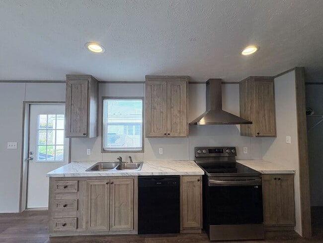 Building Photo - 10610 State Rte 762