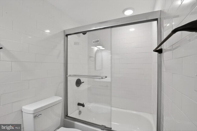 Building Photo - 712 N American St