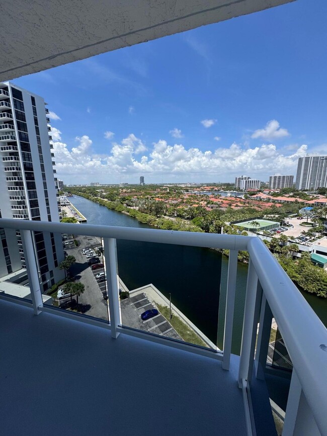 Building Photo - 20515 E Country Club Dr