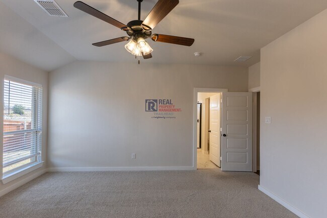 Building Photo - Spacious Glen Rose Home with Open Floorplan & Office Space