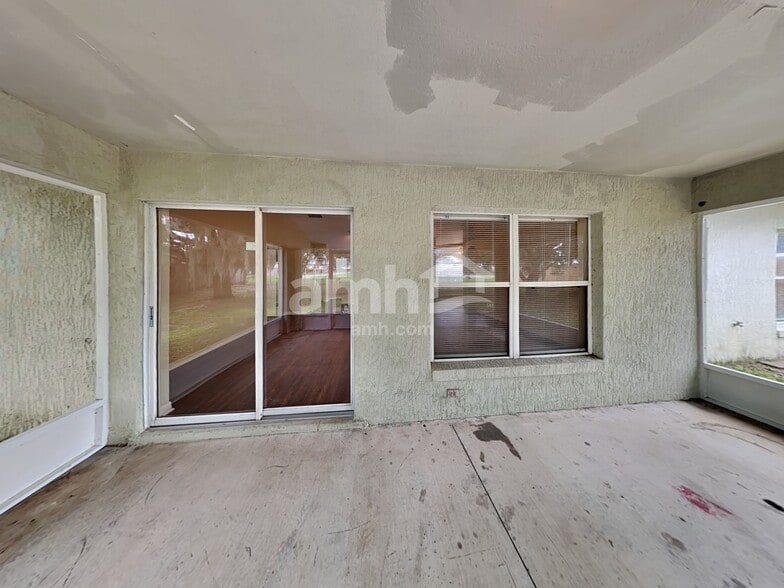 Building Photo - 1322 Lake Idamere Blvd