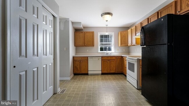 Building Photo - 24 Duttonview Dr