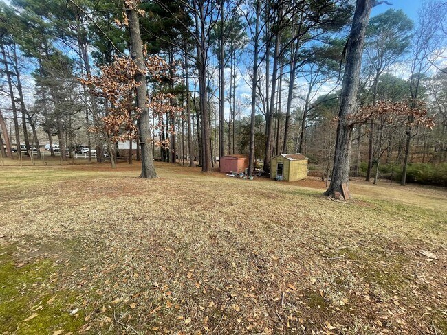 Building Photo - Country Feel In The City! A Must See!