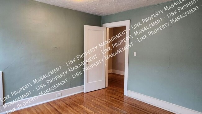 Building Photo - Charming Fully Renovated 4-Bedroom Home in...