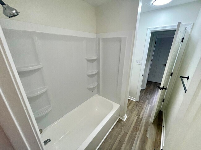 Building Photo - 2 Bed 1 Bath Townhome Available in NE Jack...