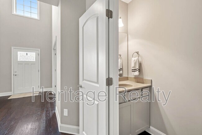 Building Photo - 925 Brookwood Ln