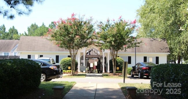 Building Photo - 10165 Forest Landing Dr