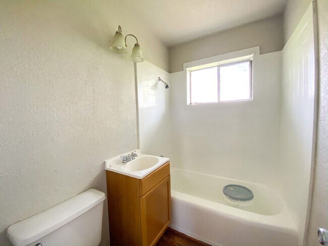 Building Photo - Spacious 3 Bedroom with Updated Kitchen - Vouchers Welcome