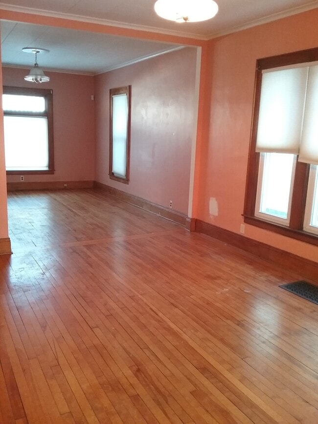 livingroom/dining room - 931 Westcott St