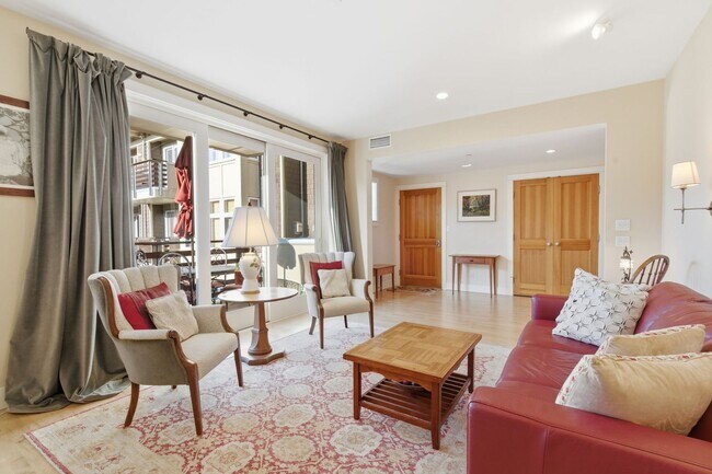 Building Photo - Boutique Bainbridge Condominium