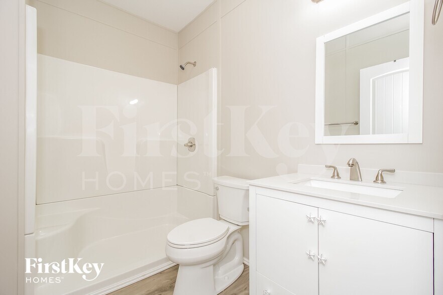 Building Photo - 20 Oakbrook Dr