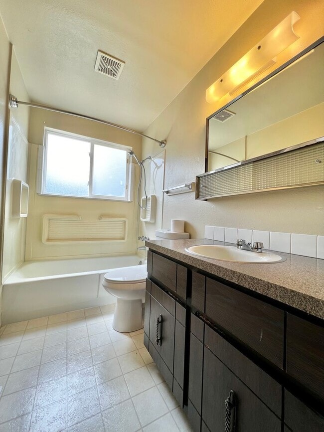 Building Photo - **Charming 2-Bedroom Downstairs Unit in Pr...