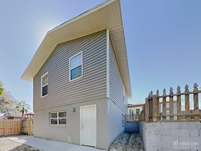 Building Photo - 705 Crimson King Trce