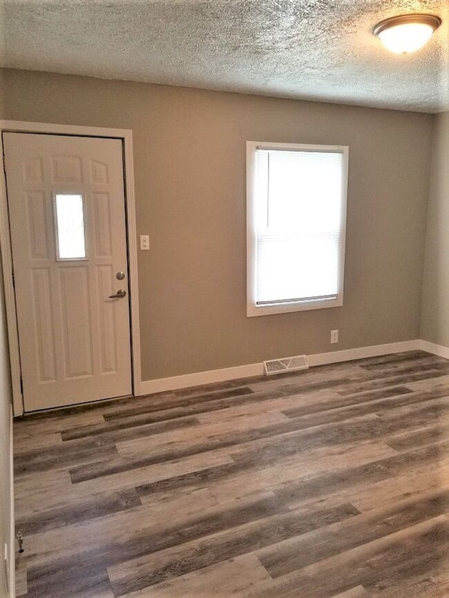 Building Photo - Cute Cozy: Completely Updated must see to ...