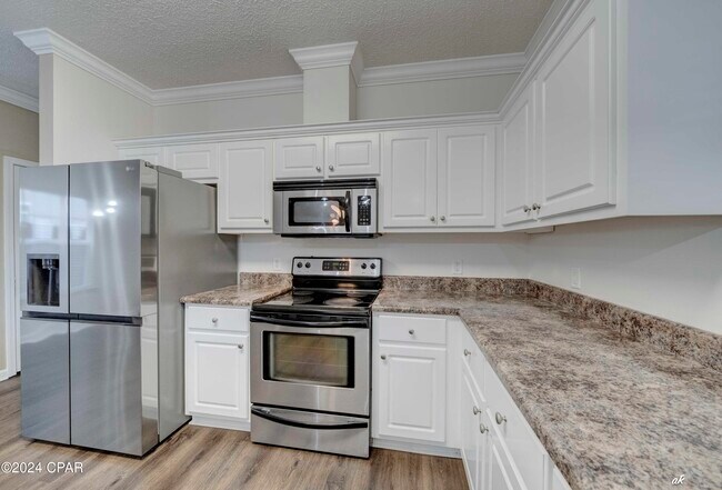 Building Photo - 6440 Summer Oak Dr