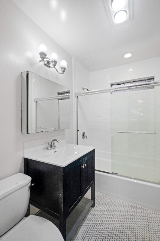 Building Photo - 2001 Beachwood Dr