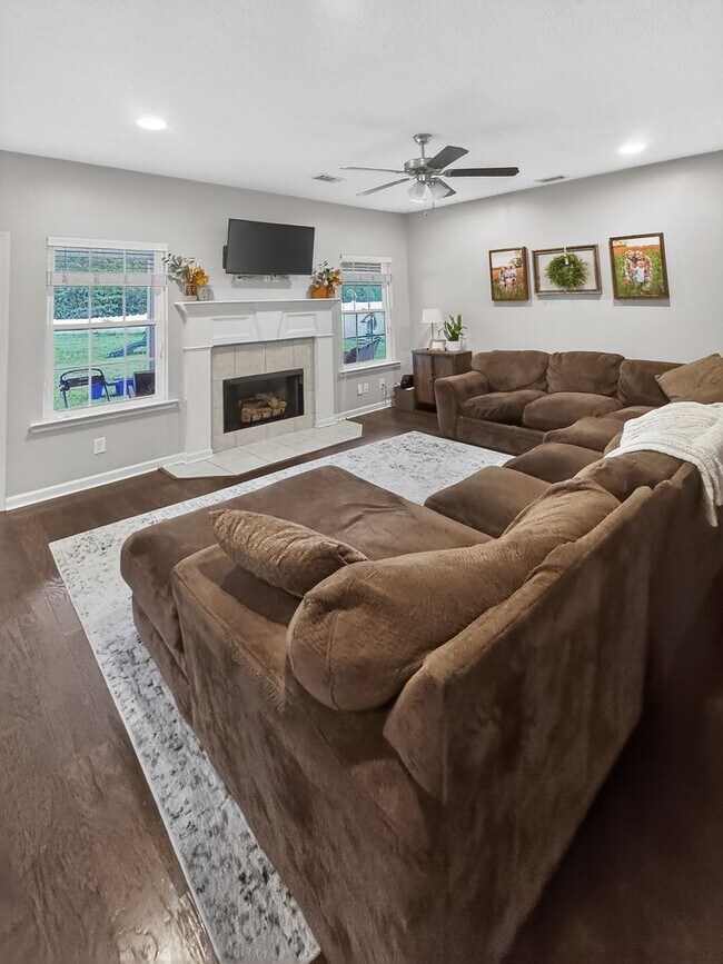 Building Photo - SPRING MOVE-IN SPECIAL: 50% OFF 1ST MONTH'S RENT!**