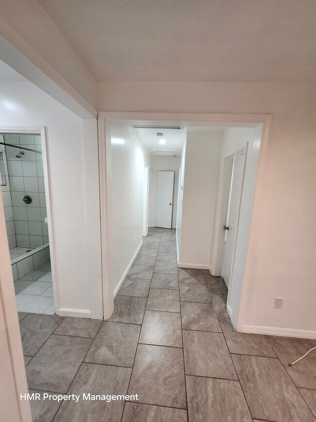 Building Photo - Beautiful remodel 3 bed 2 bath house