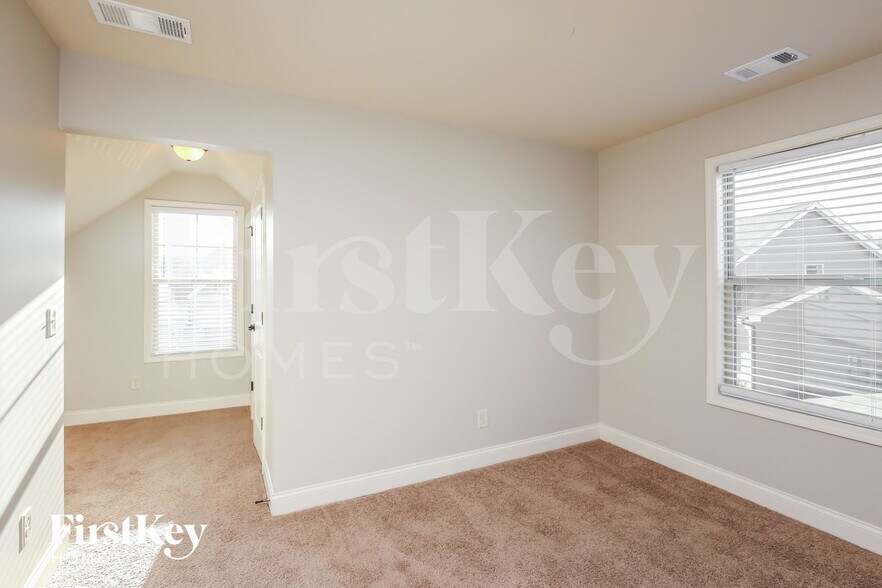 Building Photo - 250 Porter Pl