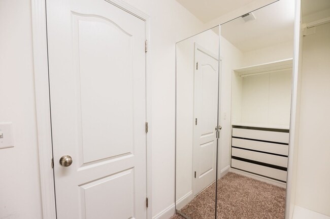 Building Photo - Stunning 5 Bedrooms, 4 Baths home in Summerfield with 2 car garage.