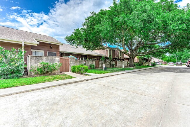 Building Photo - 12668 Newbrook Dr