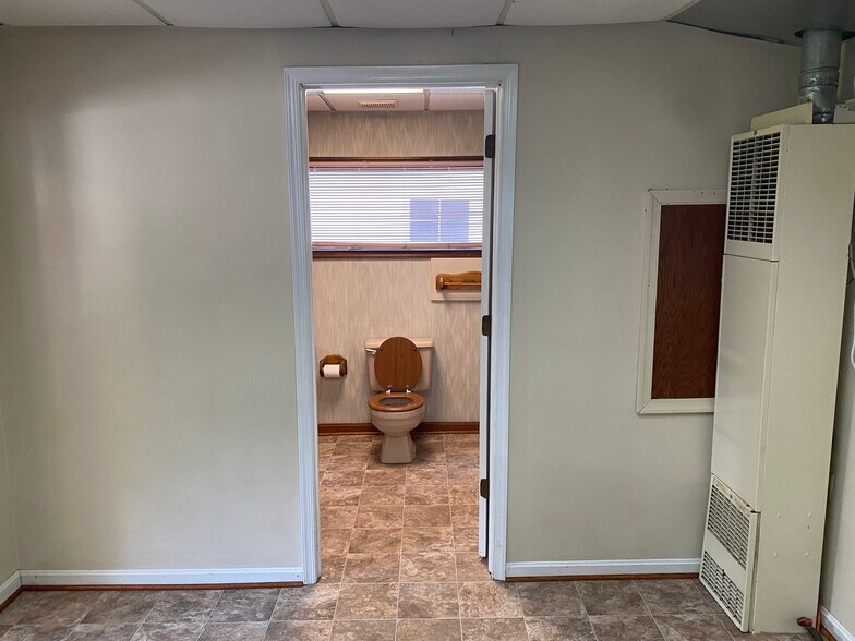 Building Photo - 9289 Meadow Crossing Way