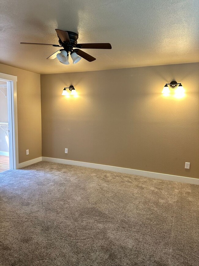 Building Photo - 3 Bedroom Home For Rent
