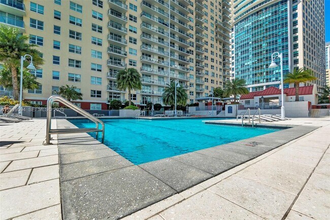 Building Photo - 1155 Brickell Bay Dr