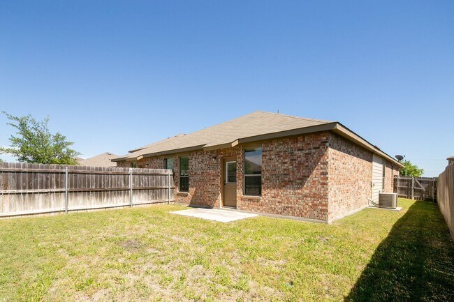 Building Photo - Beautiful 3 Bedroom Duplex Located in New Braunfels, Texas!