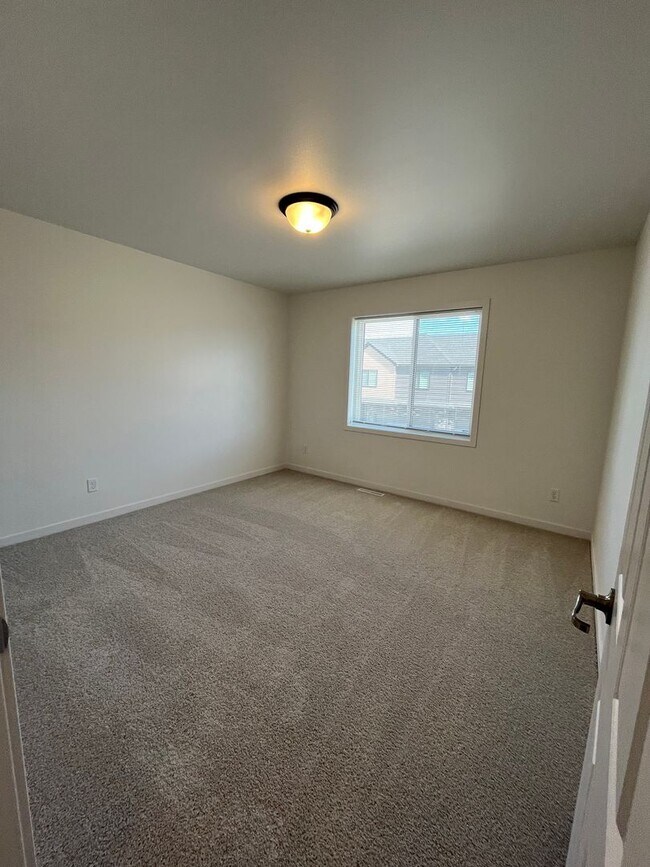 Building Photo - 3 Bed 3 Bath Townhome