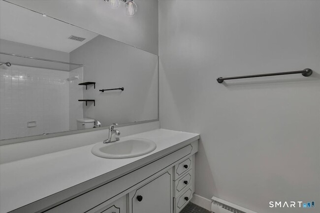 Building Photo - 10 Briar Ct