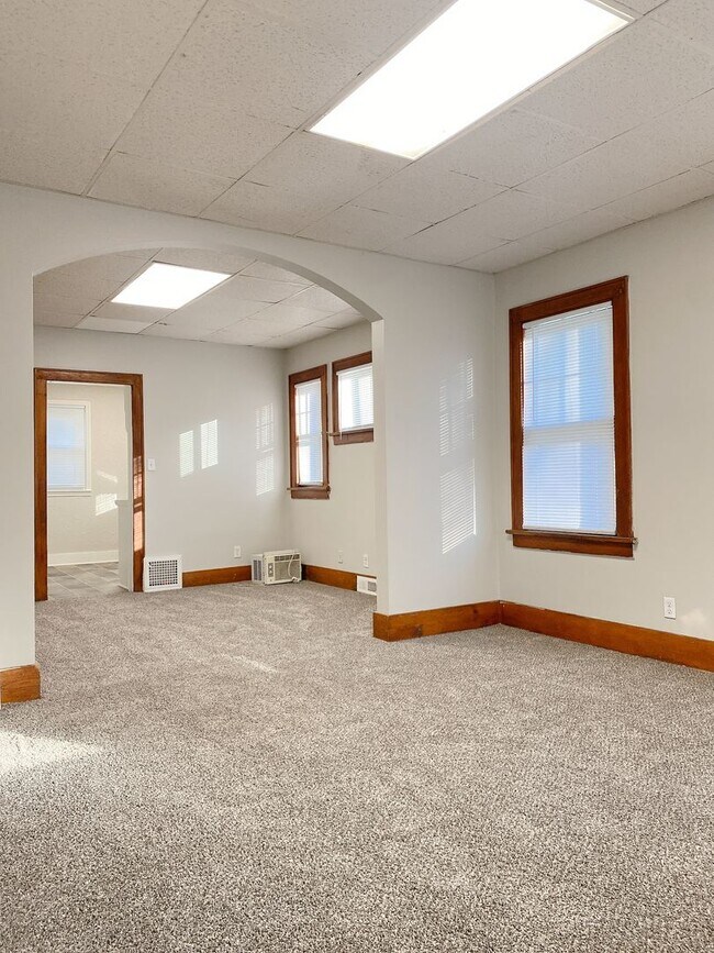 Building Photo - Move-in special. 3 bed 1 bath with a detached garage and large driveway $1250