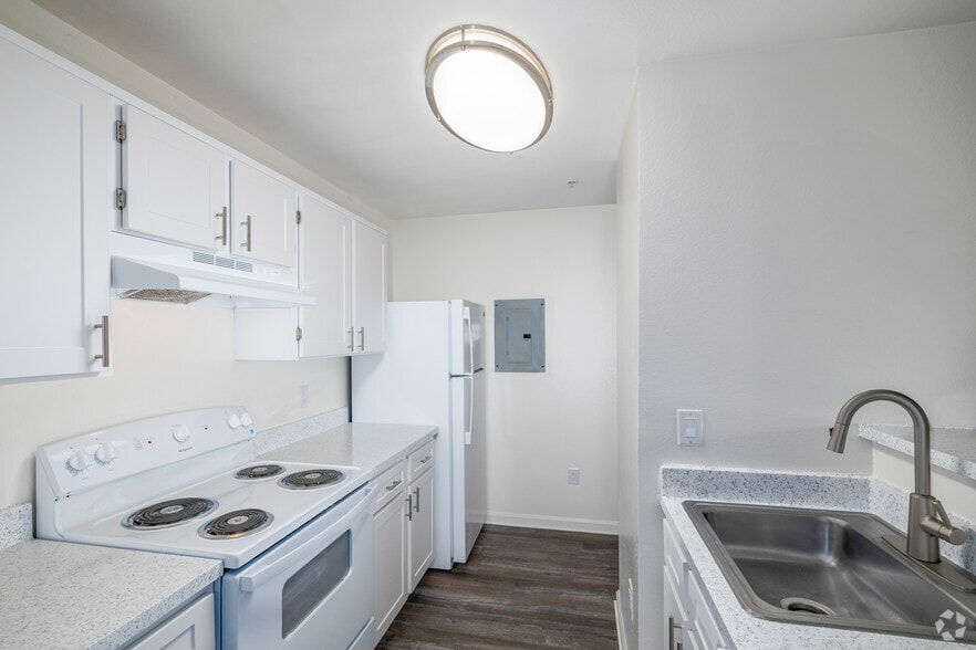 2BR, 1BA - 877SF - Kitchen Market Rate - Coppermine Run