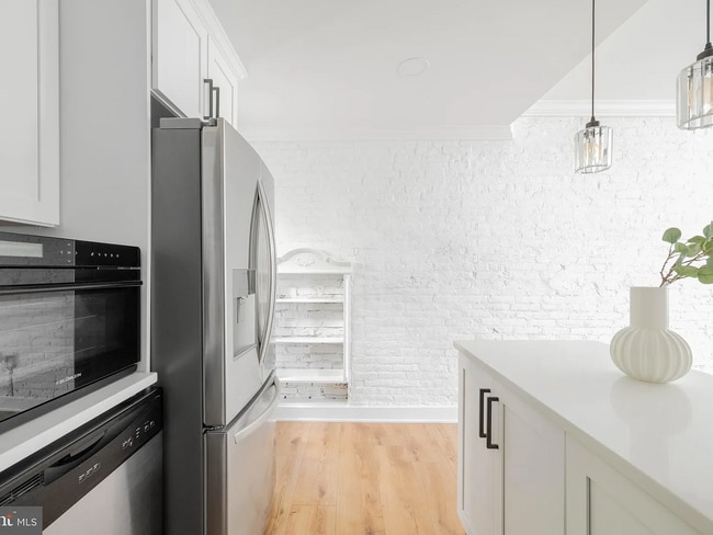 Building Photo - Stunning 2 bed, three story trinity with a two outdoor spaces