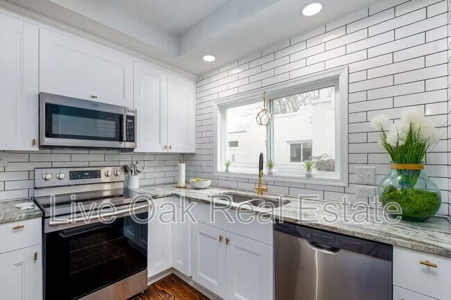 Building Photo - 150 Lenox Ave
