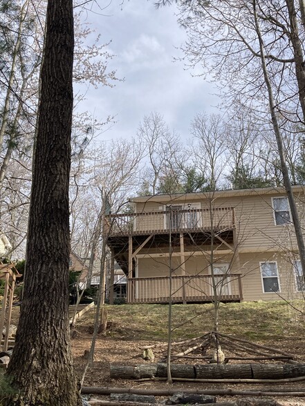 Outdoor ground access to both levels. - 10 Hillsboro Dr