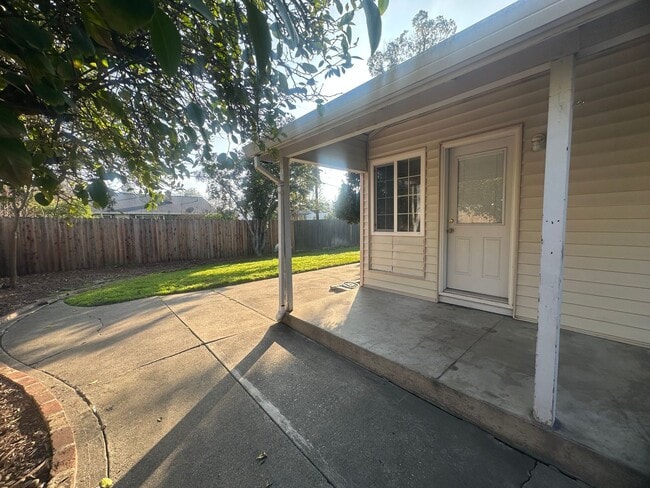 Building Photo - 3 Bedroom 2 Bathroom Home with Yard