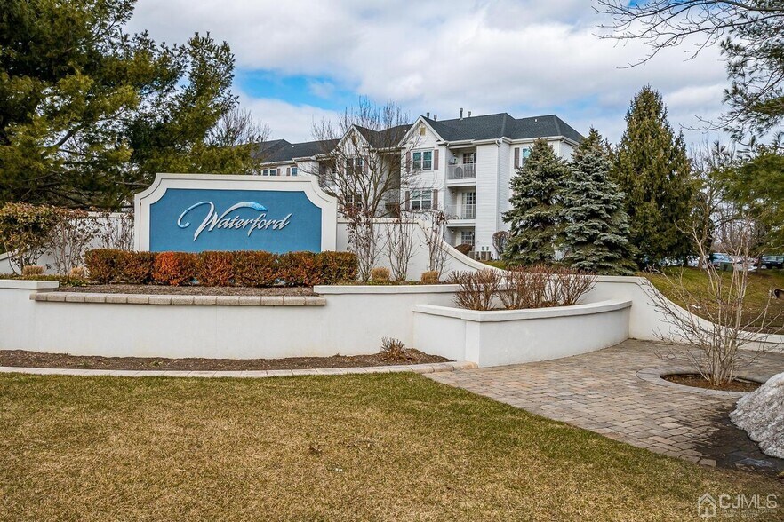 Waterford condominium community with all its amenities - 733 Waterford Dr
