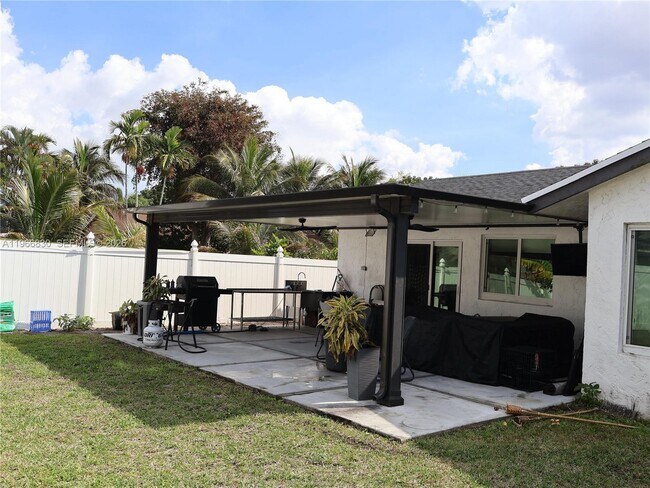 Building Photo - 5505 SW 9th St