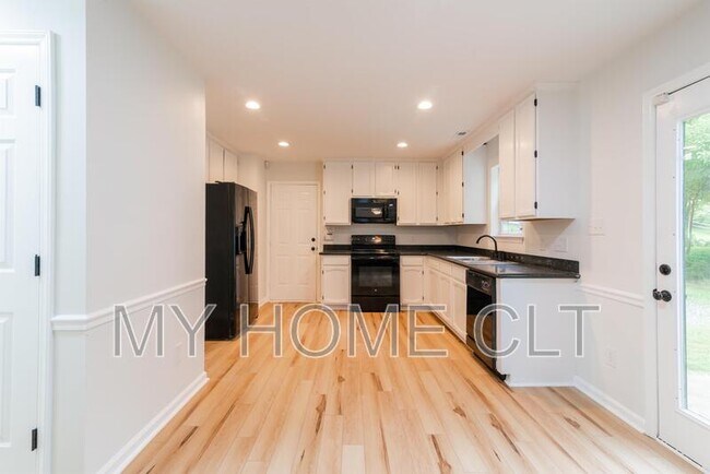 Building Photo - 8413 Woodford Bridge Dr