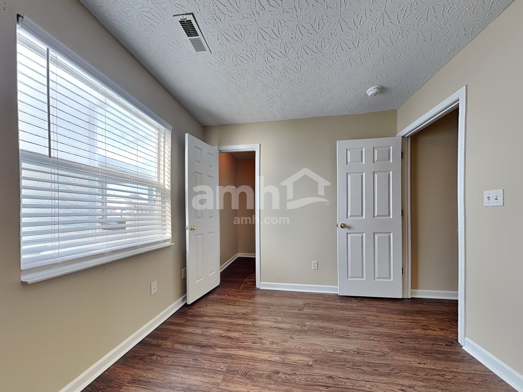 Building Photo - 930 W Jameson Ct