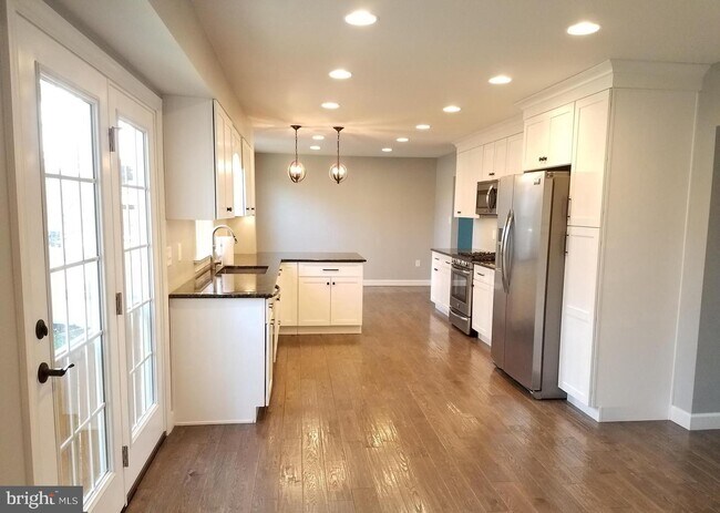Building Photo - 914 Tuckerton Rd