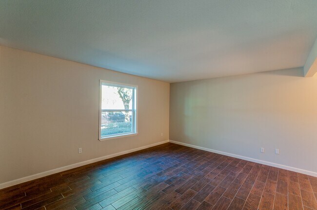 Building Photo - 742 Memorial Mews St